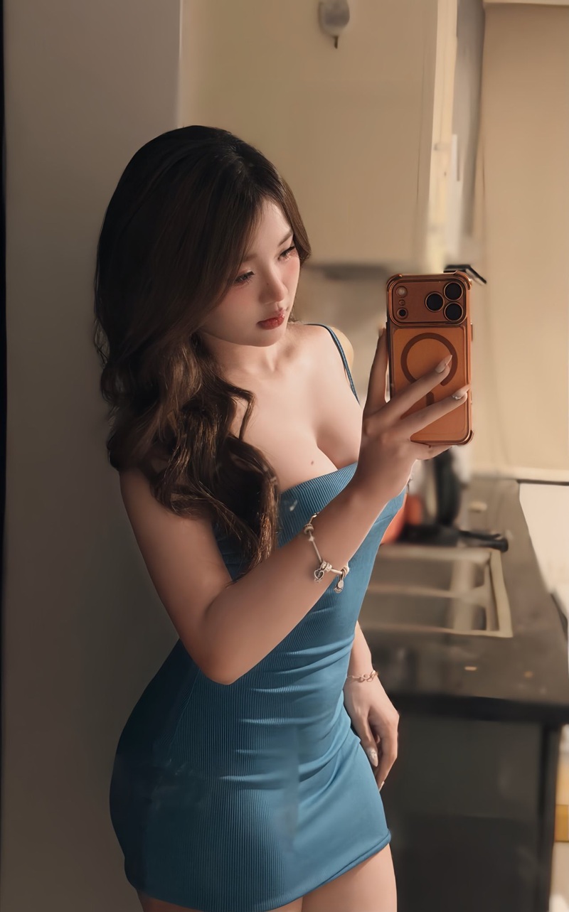 Gái xinh khoe vú hồng hào mặc đồ lót trắng