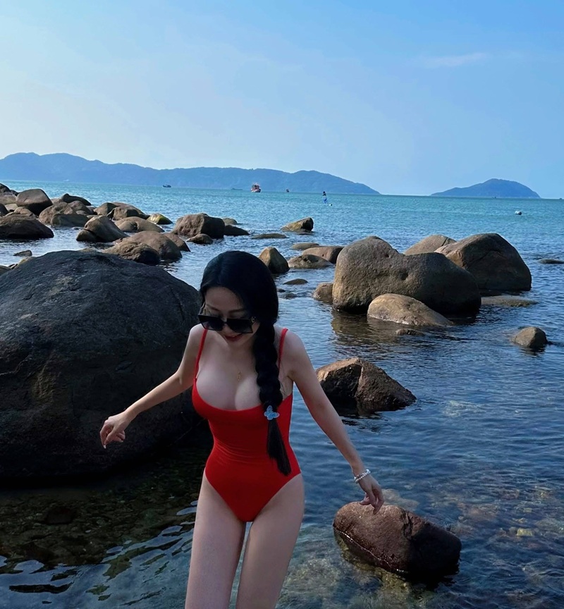 Gái xinh khoe vú to rung lắc khi dance