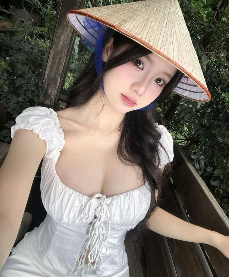 Gái xinh khoe vú bự nảy tưng khi mặc áo croptop