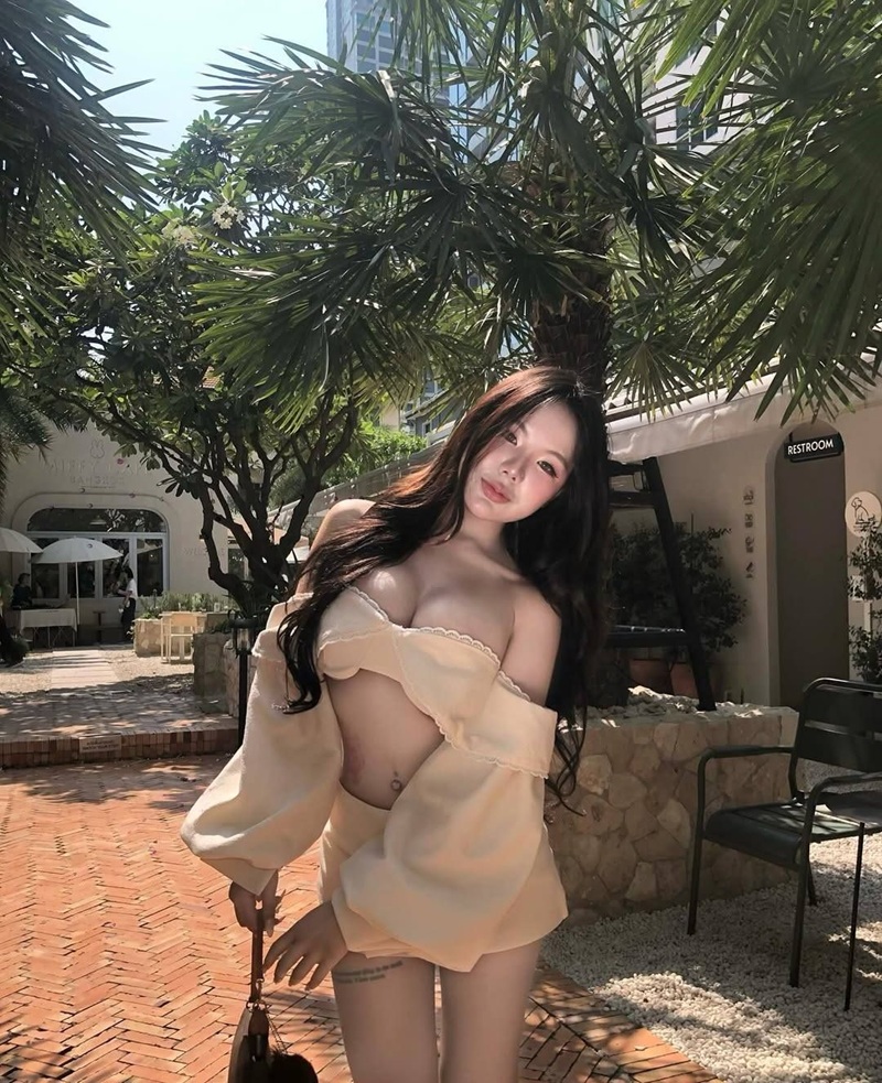 Gái xinh khoe vú to mặc áo dài cách tân hở