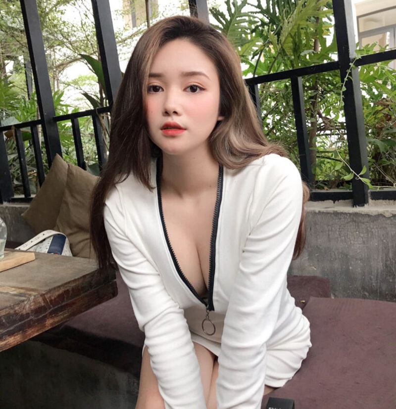 Gái xinh khoe vú đẹp tự tin body mịn màng