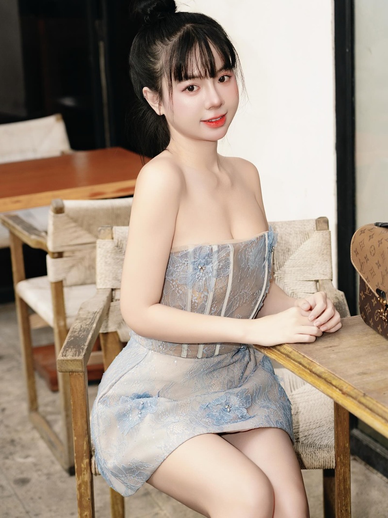 Ảnh hot girl Shana Quỳnh Giang thủ dâm gợi cảm