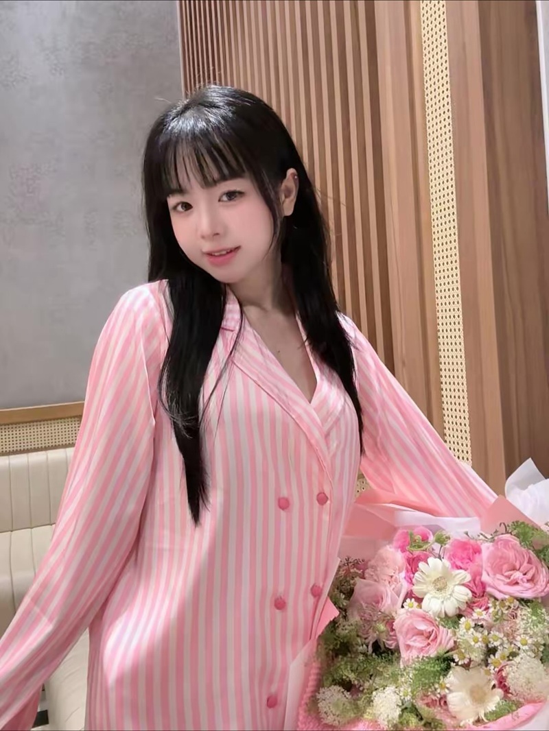 Ảnh hot girl Shana Quỳnh Giang mông to trắng