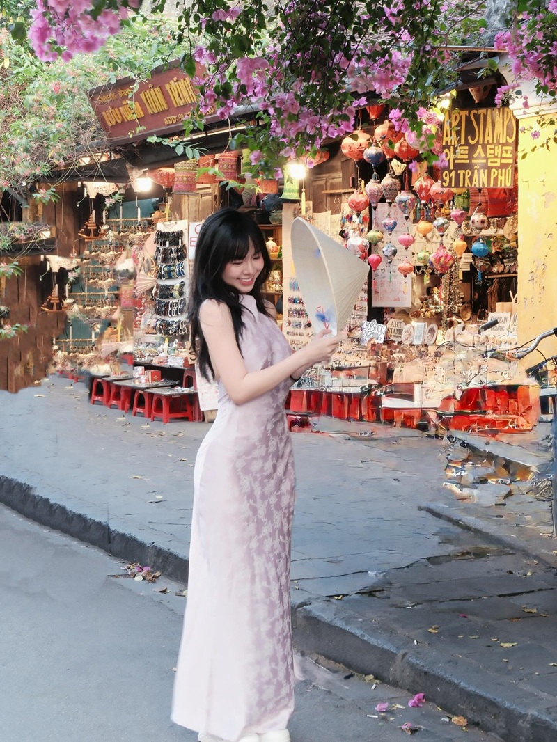 Ảnh hot girl Shana Quỳnh Giang liếm dildo dâm