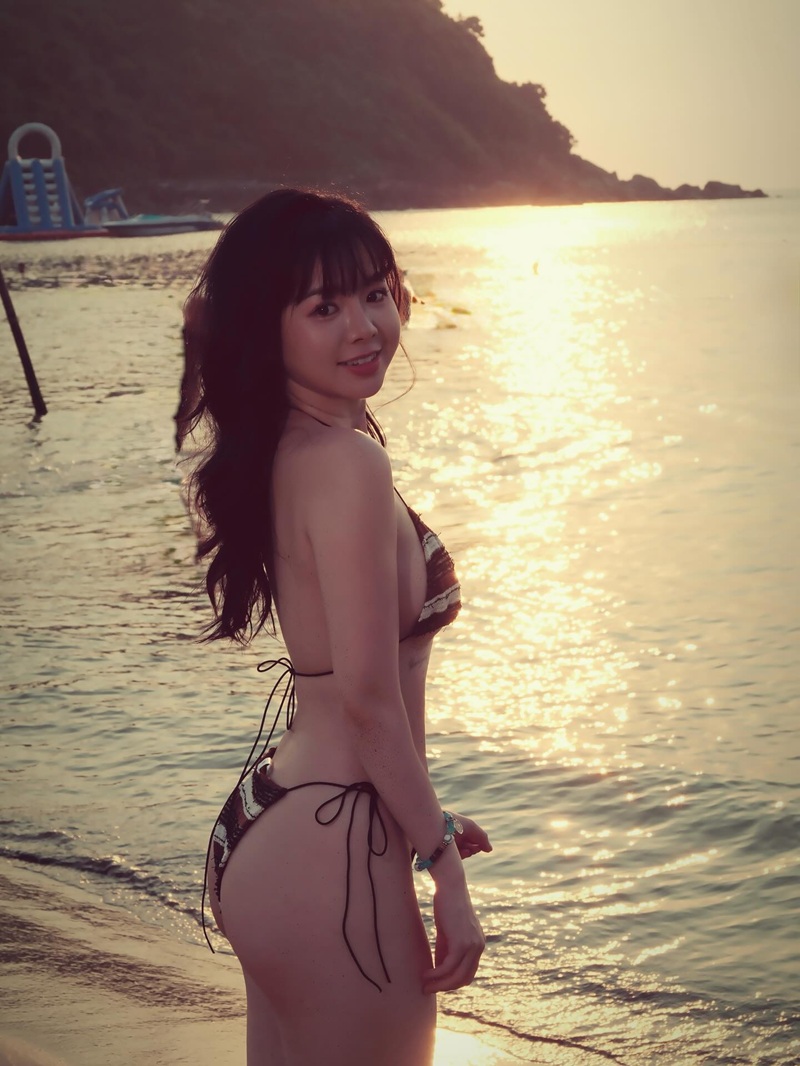 Ảnh hot girl Shana Quỳnh Giang vú to rung rinh