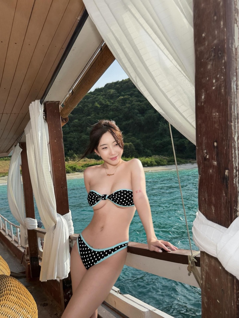 bikini xanh trong không gian nghỉ dưỡng Highsstn Onlyfans