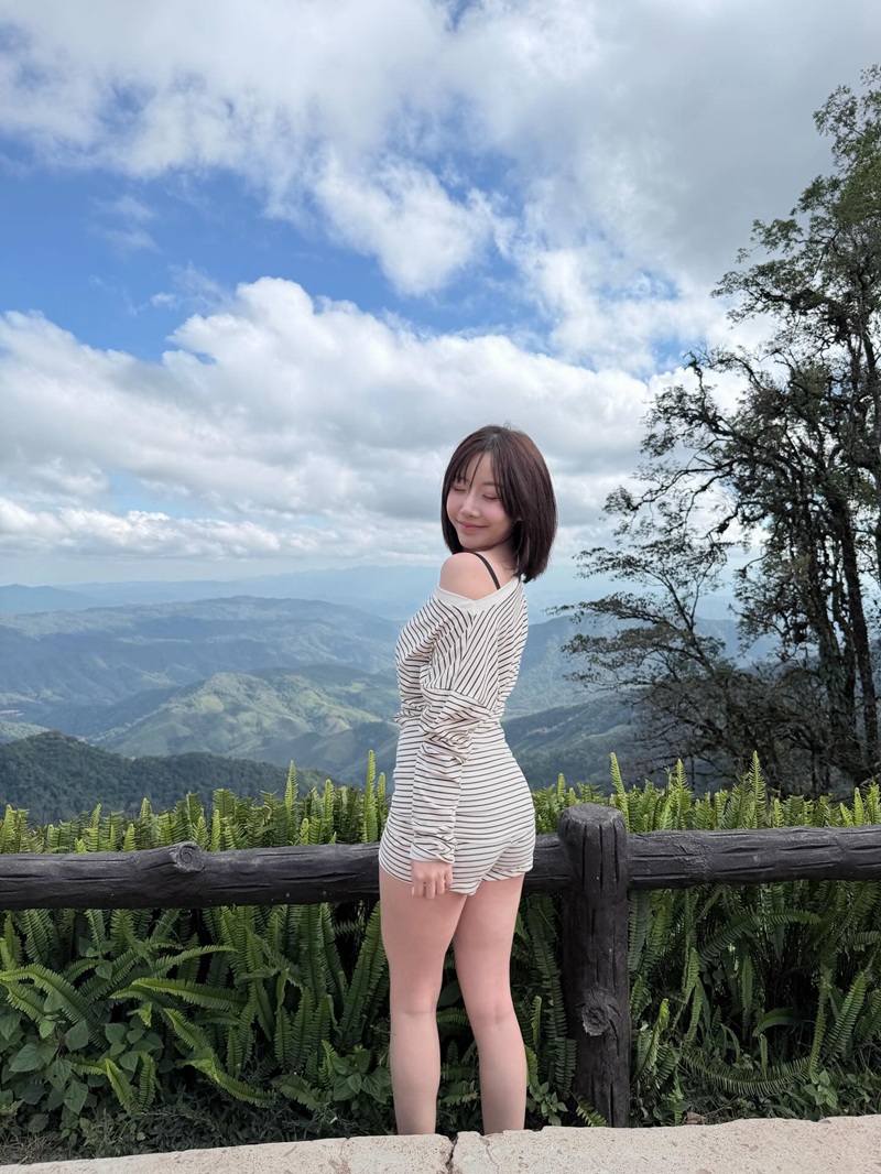 Highsstn Onlyfans pose dáng giữa khung cảnh núi