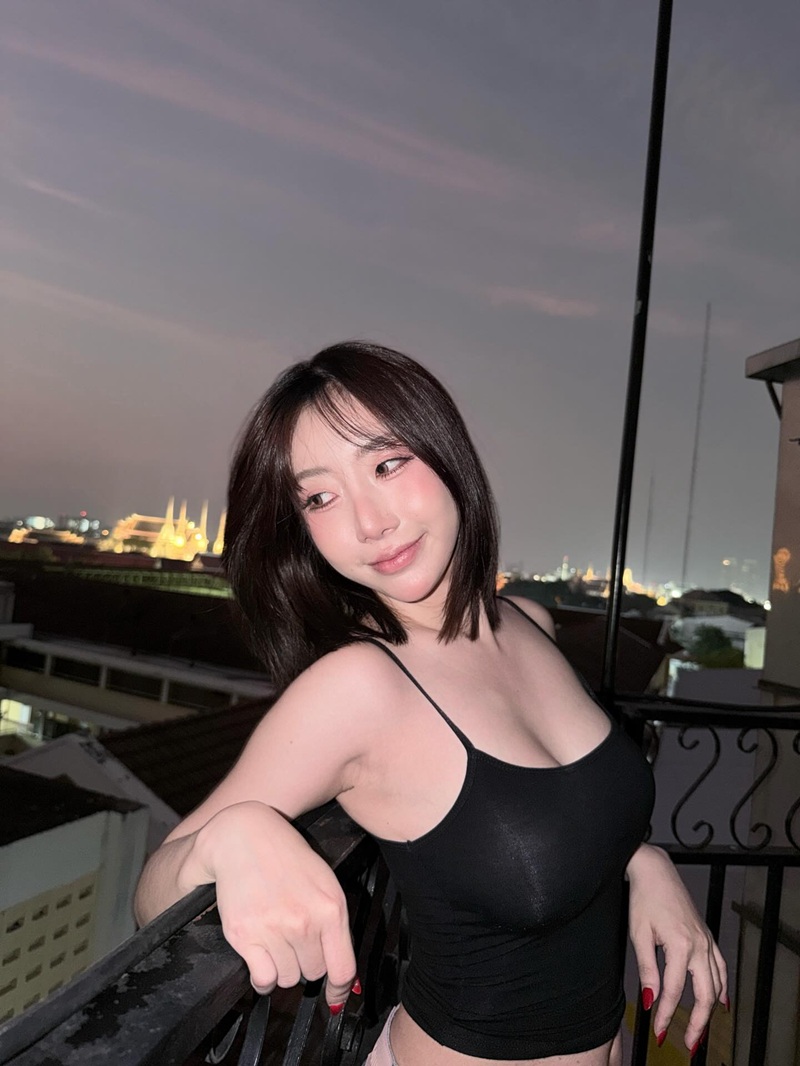 Highsstn Onlyfans đứng ban công buổi tối chill