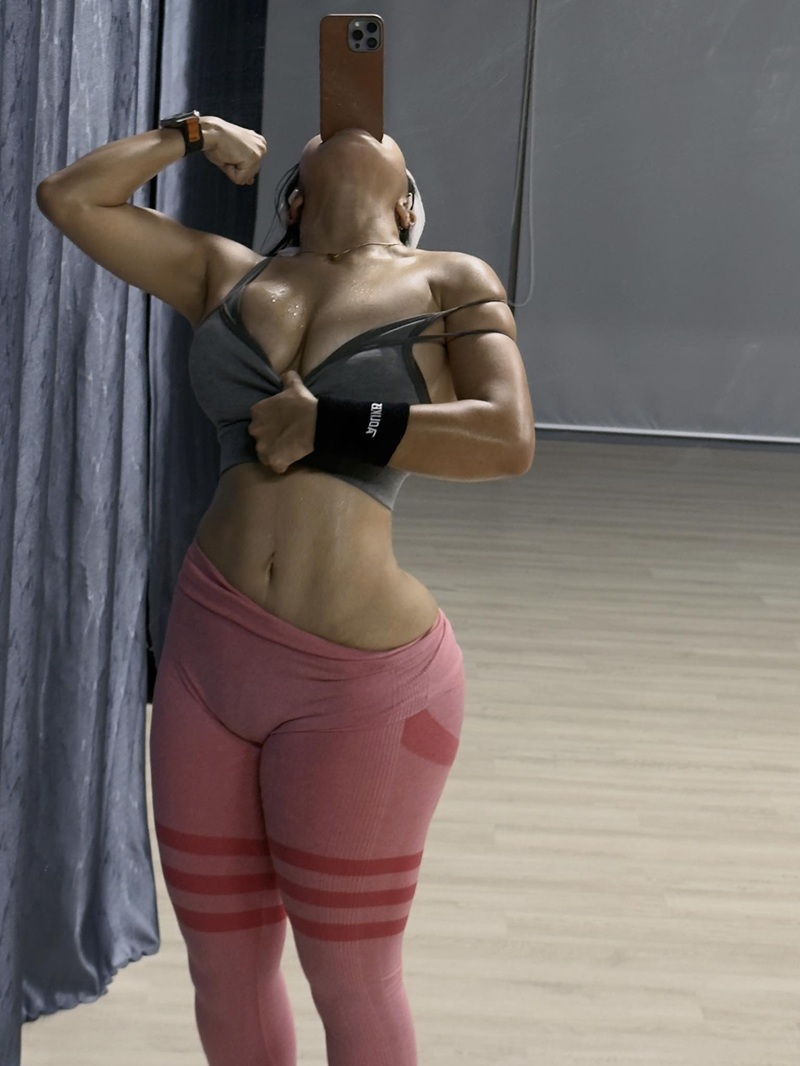 Hot girl mặc quần short hồng và áo crop top tạo dáng gym