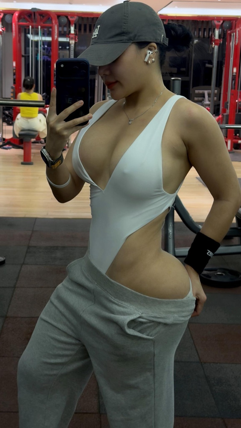 Minh Minh Sport mặc áo bra xám ôm sát chụp selfie gương