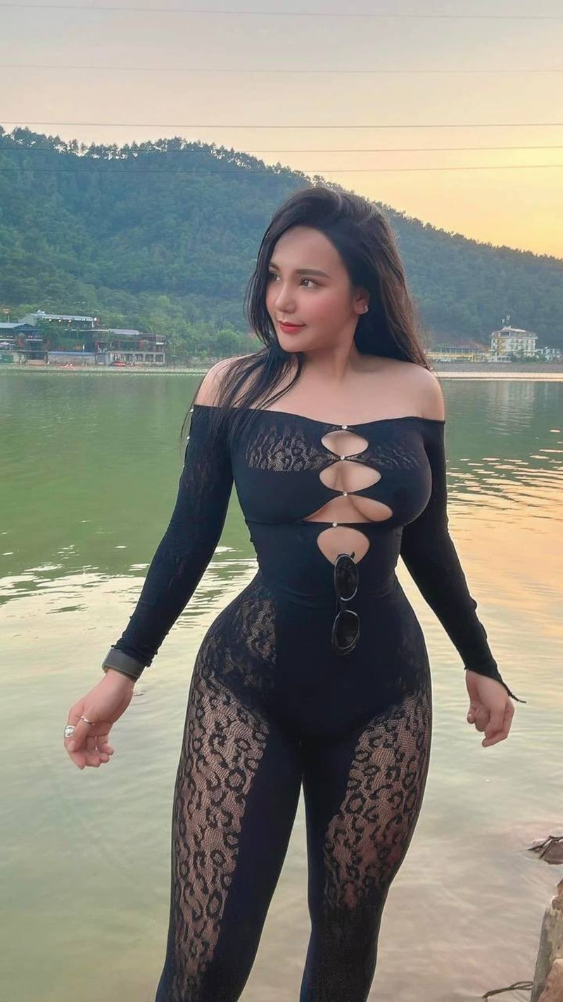 Hot girl mặc bodysuit đen hở lưng tạo dáng bên hồ nước