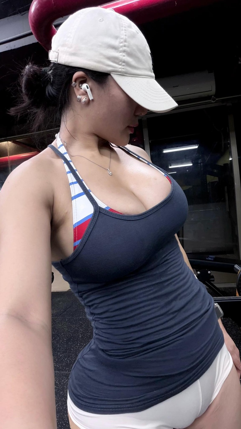 Hot girl mặc áo bra thể thao đen chụp selfie trong phòng gym