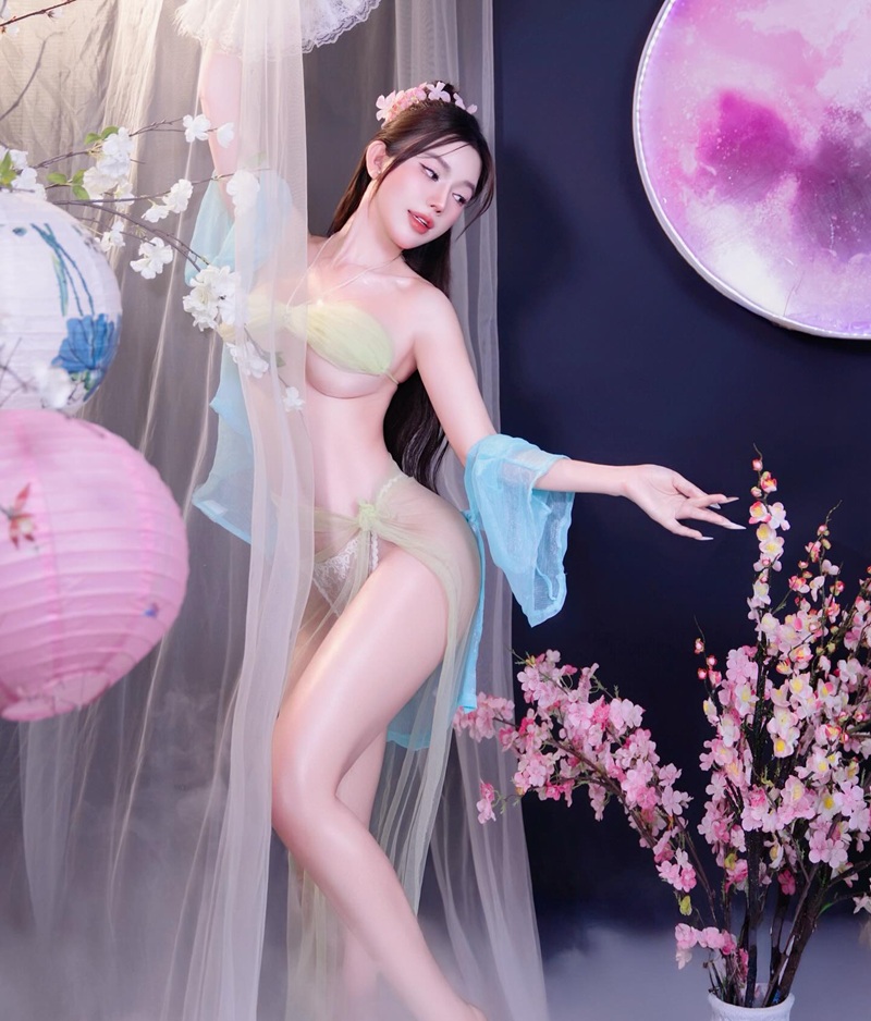 Ngô Thị Mỹ Duyên tạo dáng với váy mỏng phong cách nghệ thuật