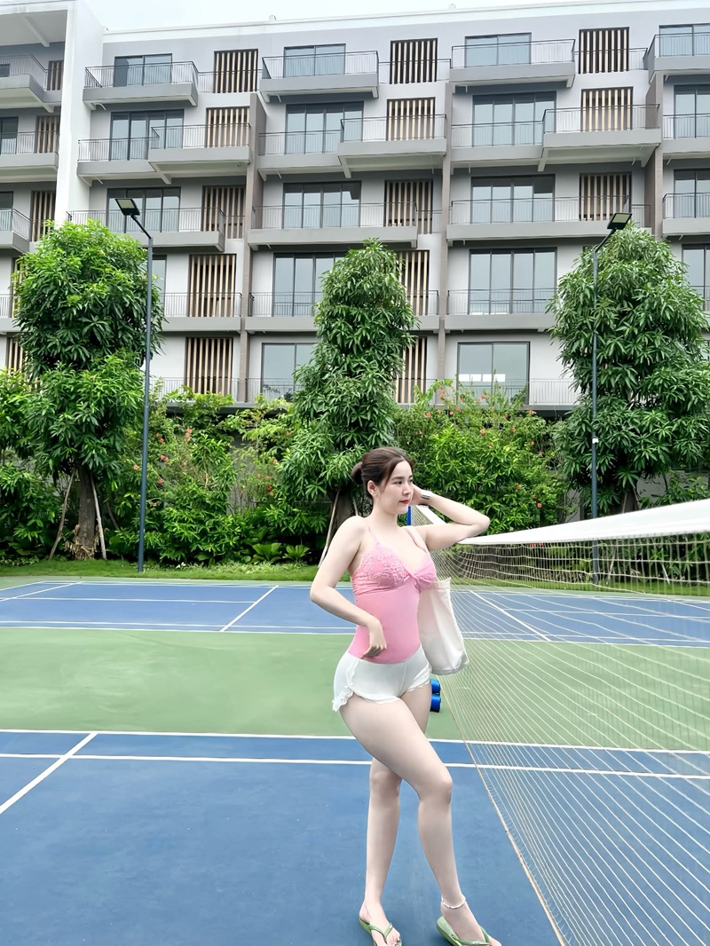 Cô nàng mặc đồ thiếu vải chụp ảnh bên sân tennis