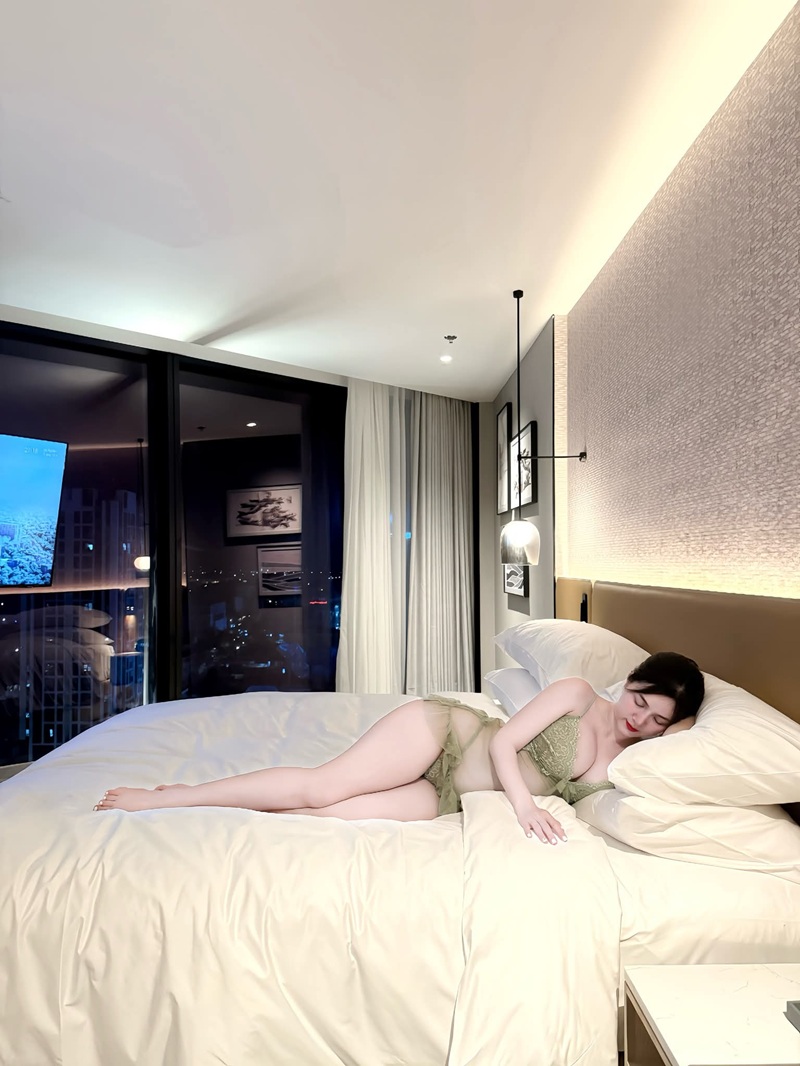 Ảnh Sex Hằng Nguyễn mặc đồ ngủ trên giường