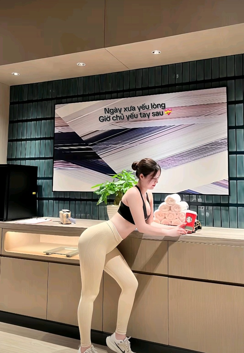 Hằng Nguyễn mặc đồ tập khoe dáng