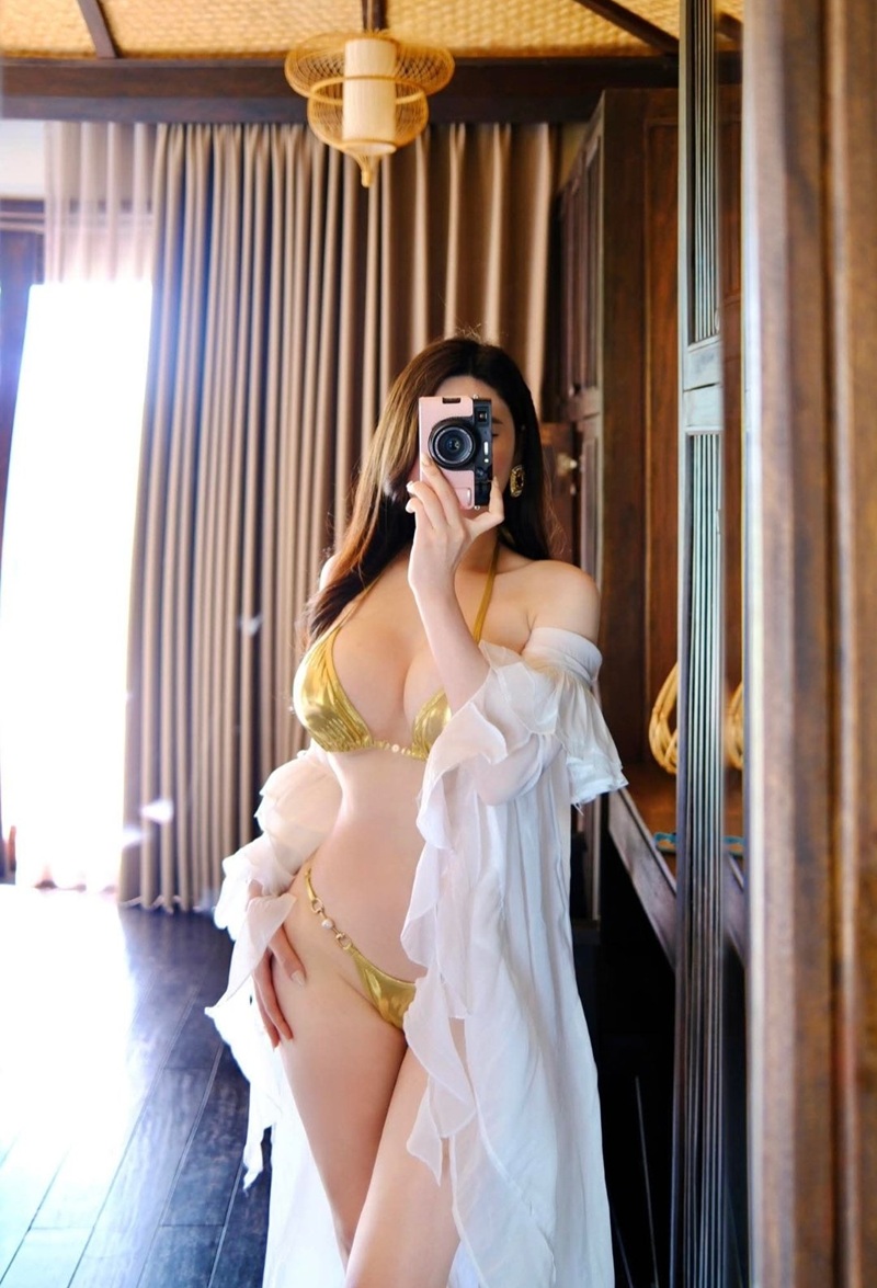 Hằng Nguyễn mặc áo trắng mỏng khoe body gợi cảm trước gương