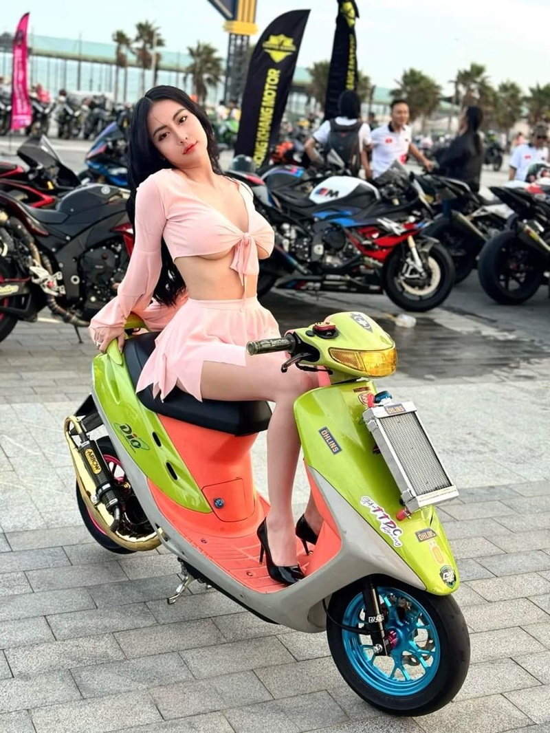 Ảnh sex pong kyubi mặc váy ngắn khoe dáng trên xe