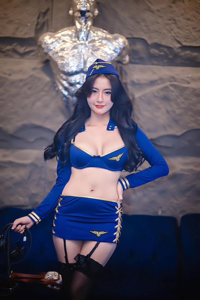 Hot girl mặc váy ngủ xám ngắn đứng trong phòng khách sang trọng