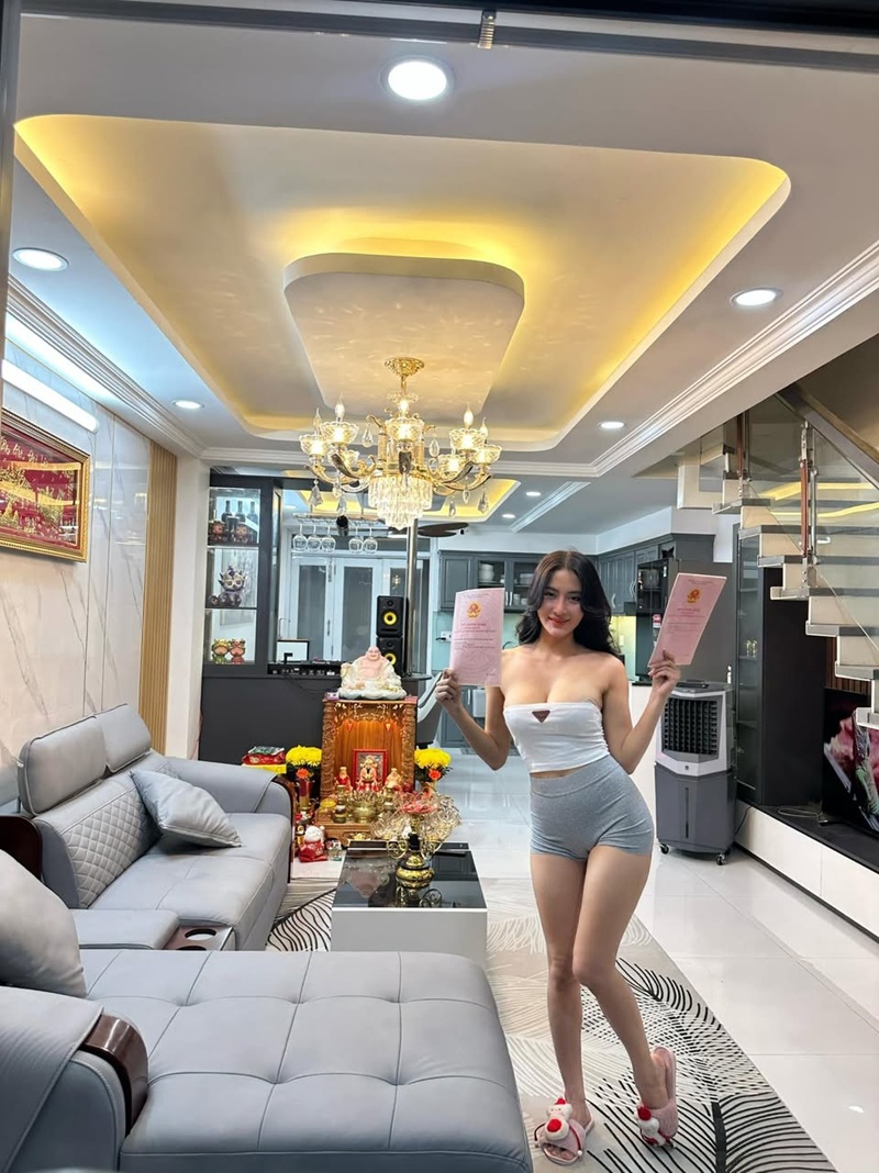 Ảnh Pong Kyubi khoe sổ đô trong nhà