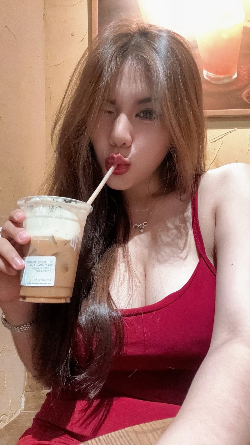 Hot girl mặc váy đỏ ren cầm ly cafe tạo dáng