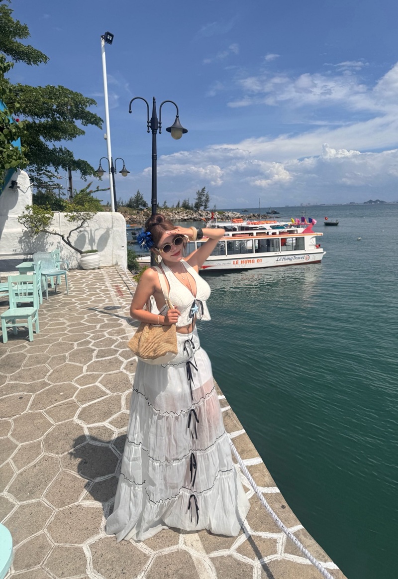 Ảnh Suniebae Leak mặc váy trắng ngắn đứng bên bờ sông