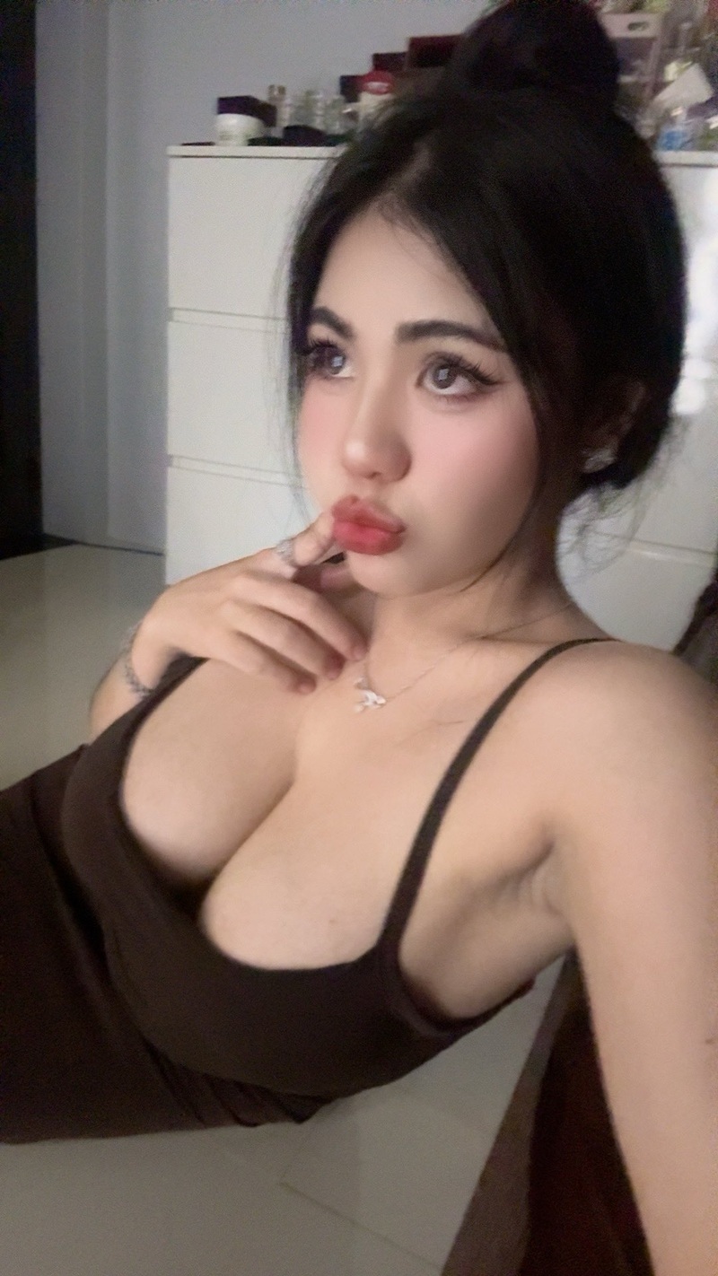 Ảnh suniebae mặc váy 2 dây tự sướng