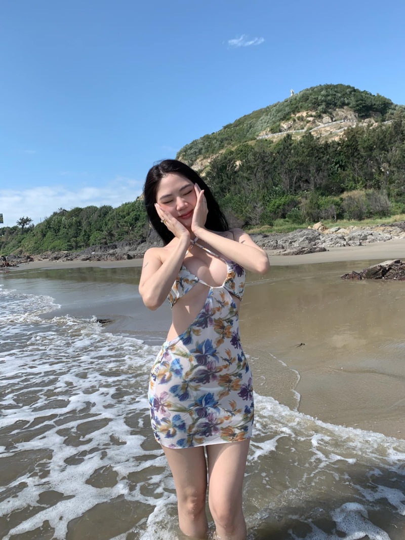Ảnh thanh nhàn onlyfans mặc váy hoa đứng bên bãi biển