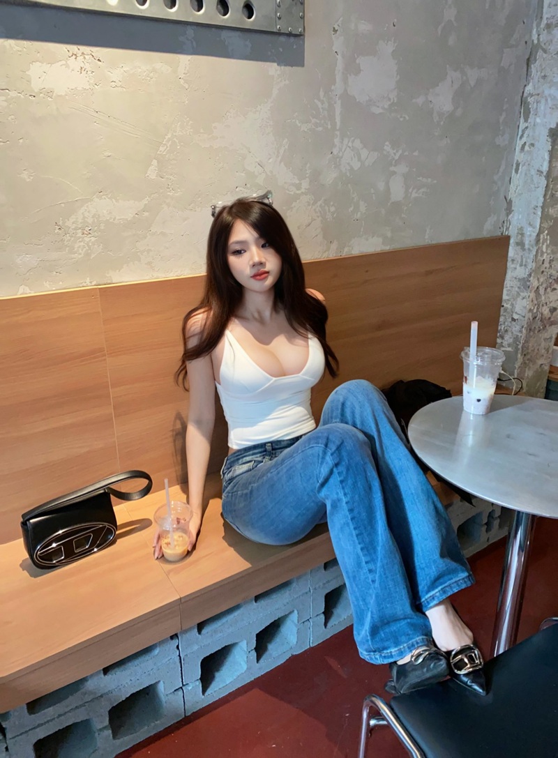 Ảnh Thanh Nhàn OnlyFans Leak mặc áo 2 dây trắng ngồi trong quán cafe