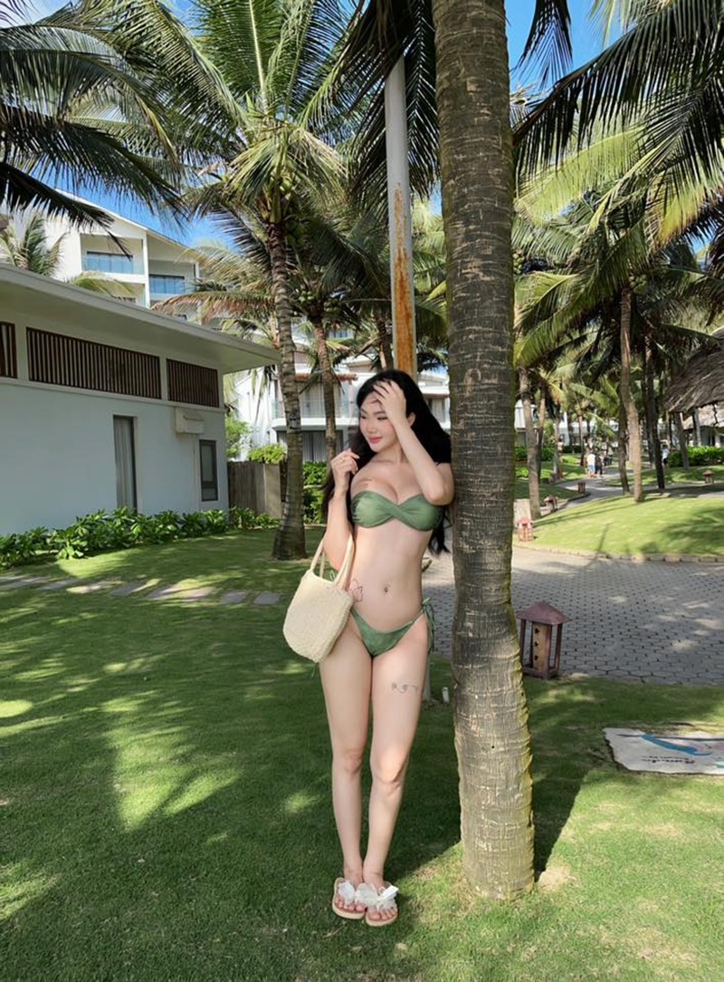 Ảnh Thanh Nhàn mặc bikini đứng tạo dáng dưới tán cây xanh