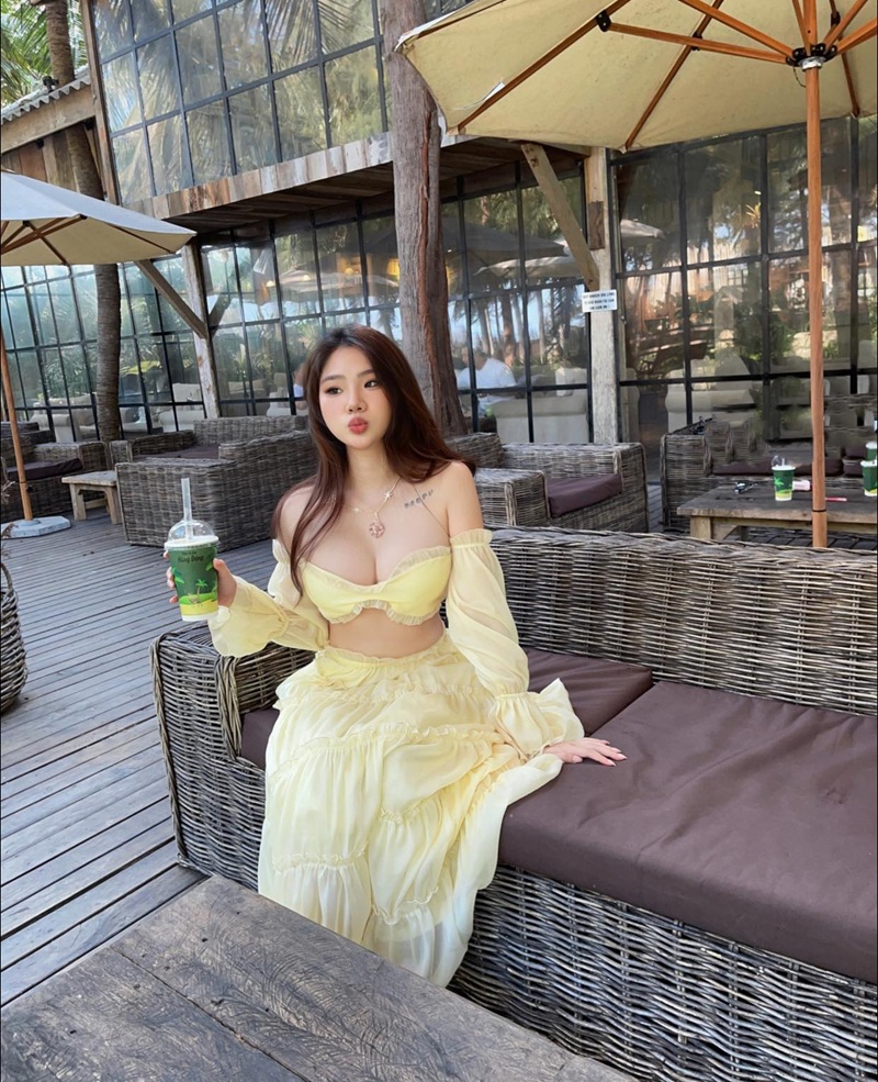 Ảnh Thanh Nhàn OnlyFans Leak mặc váy vàng dài ngồi khoe vú to
