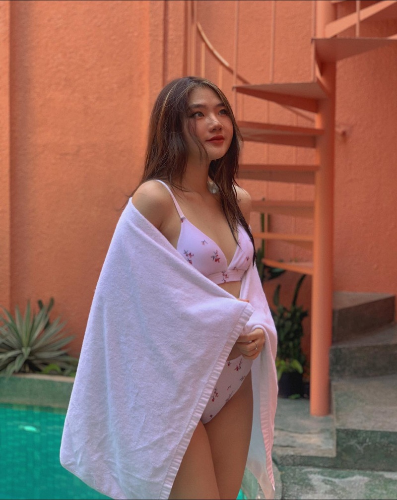 Hot girl mặc váy ngủ trắng quấn quanh người đứng trong phòng