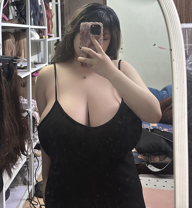 Ảnh Võ Thị Thu Trang mặc váy 2 dây đen chụp selfie trong phòng