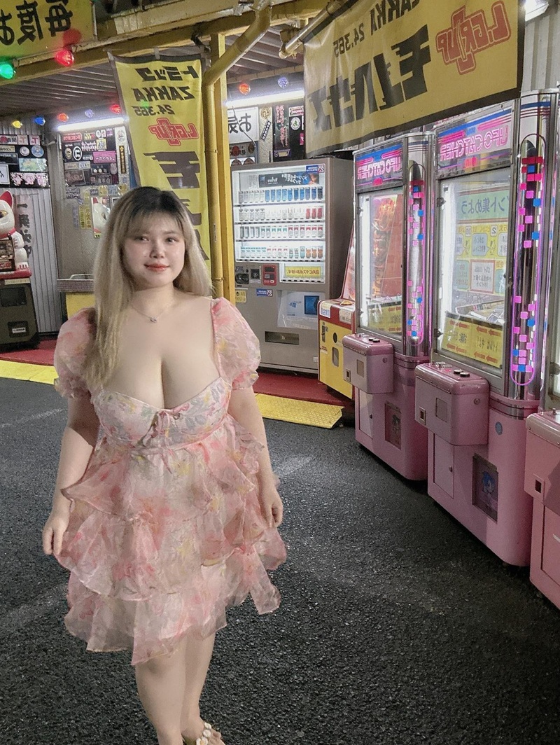 Hot girl mặc váy ngủ ren hồng đứng trong khu vui chơi