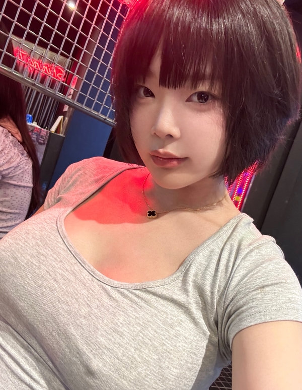 Hình ảnh Model Kang Inkyung mang phong cách thời trang hiện đại