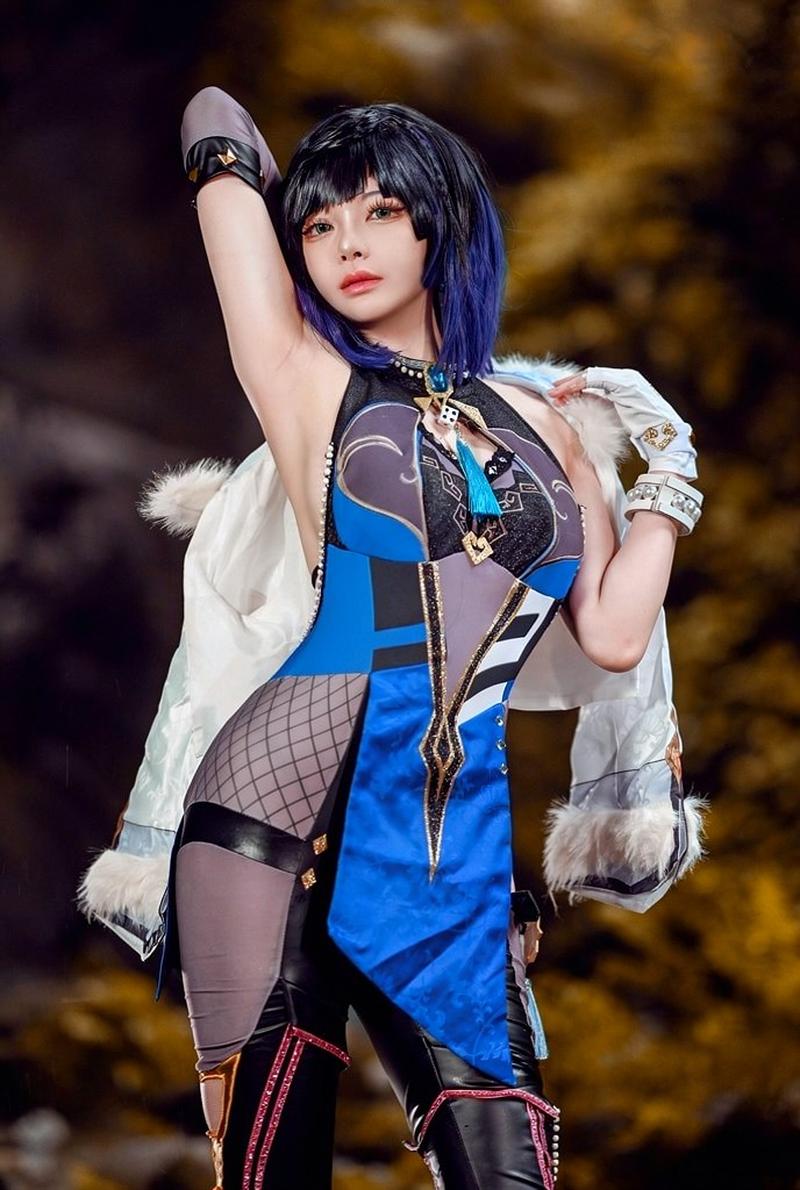 Cosplay Yelan phiên bản lingerie tím sang trọng