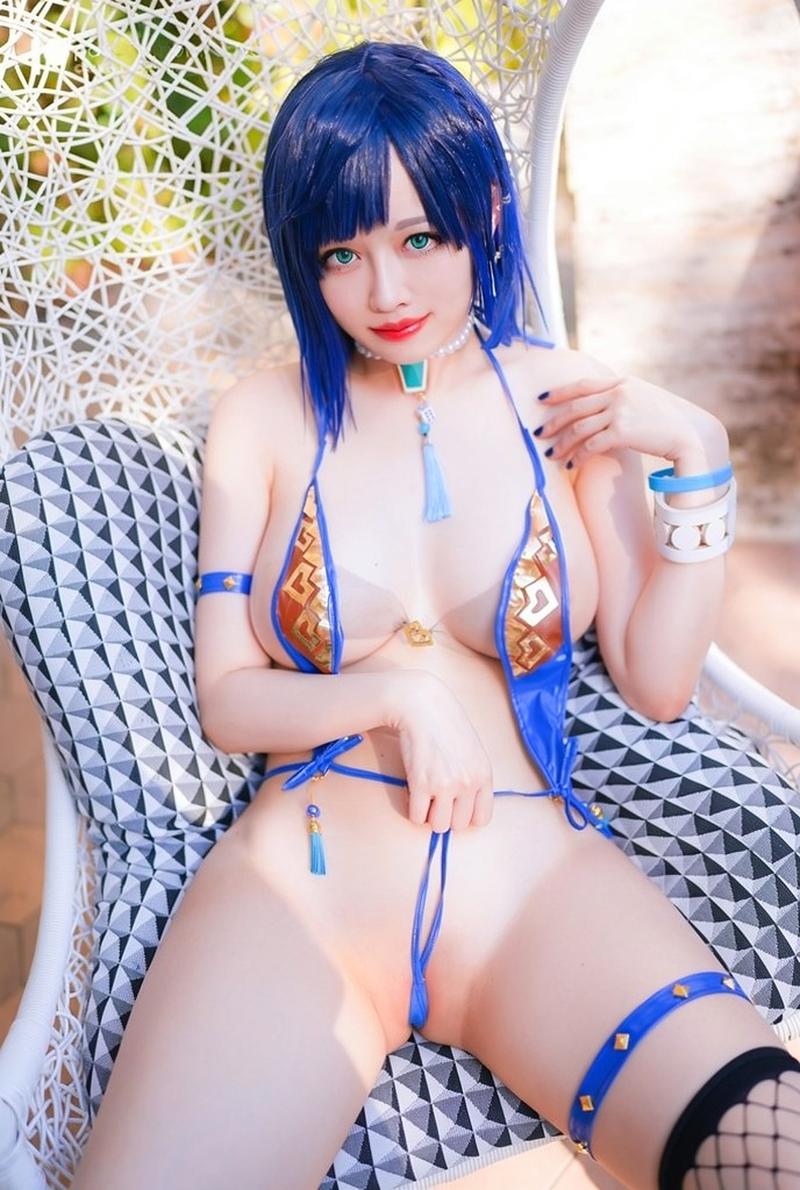 Cosplay Yelan nằm sấp trên giường gợi cảm