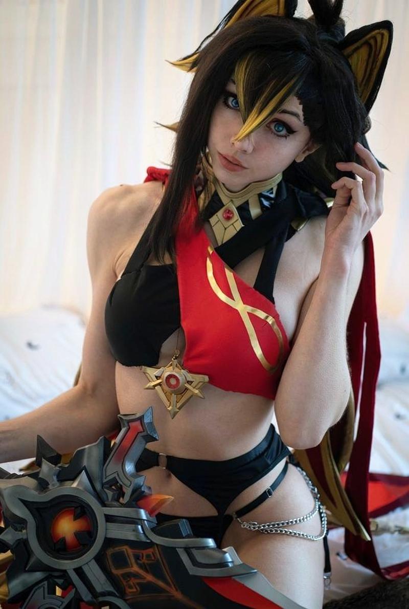 Cosplayer Dehya tóc highlight đỏ nổi bật