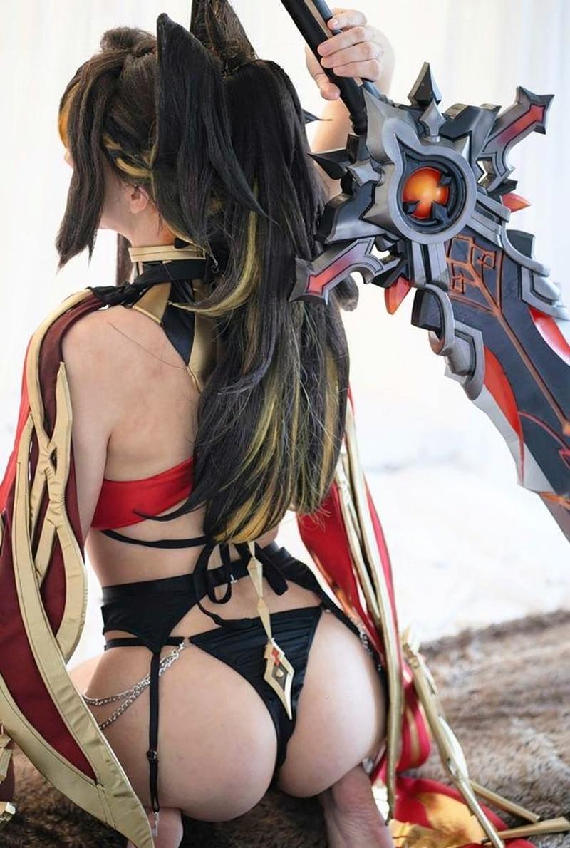 Cosplayer Dehya áo crop top đỏ hở eo