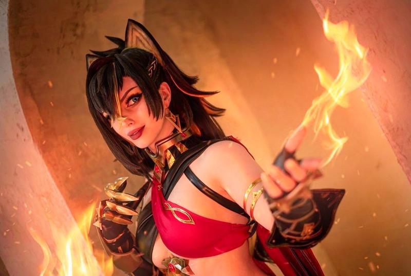 Dehya pose ngồi một chân trên tảng đá