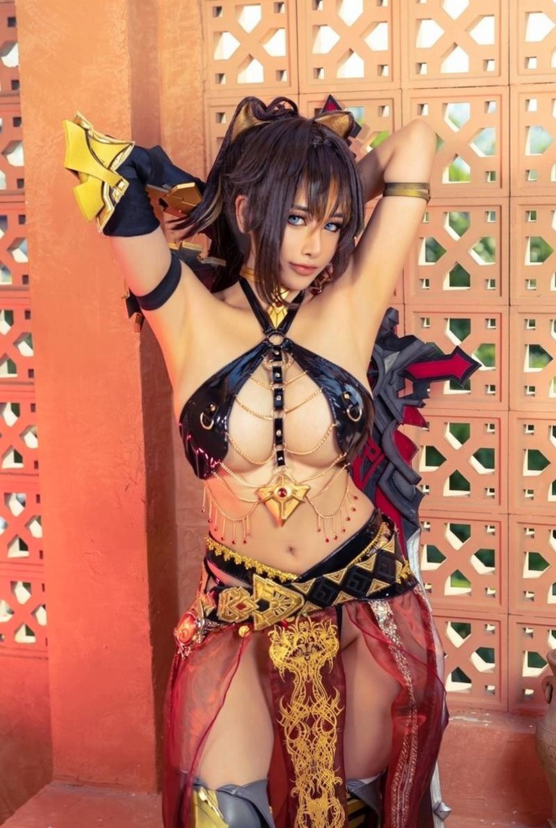 Dehya cosplay trang phục đỏ đen mạnh mẽ
