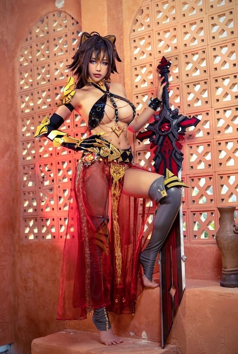 Dehya cosplay vẻ đẹp vừa mạnh mẽ vừa quyến rũ