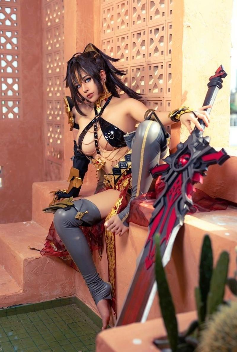 Dehya cosplay phong cách nữ hộ vệ sa mạc
