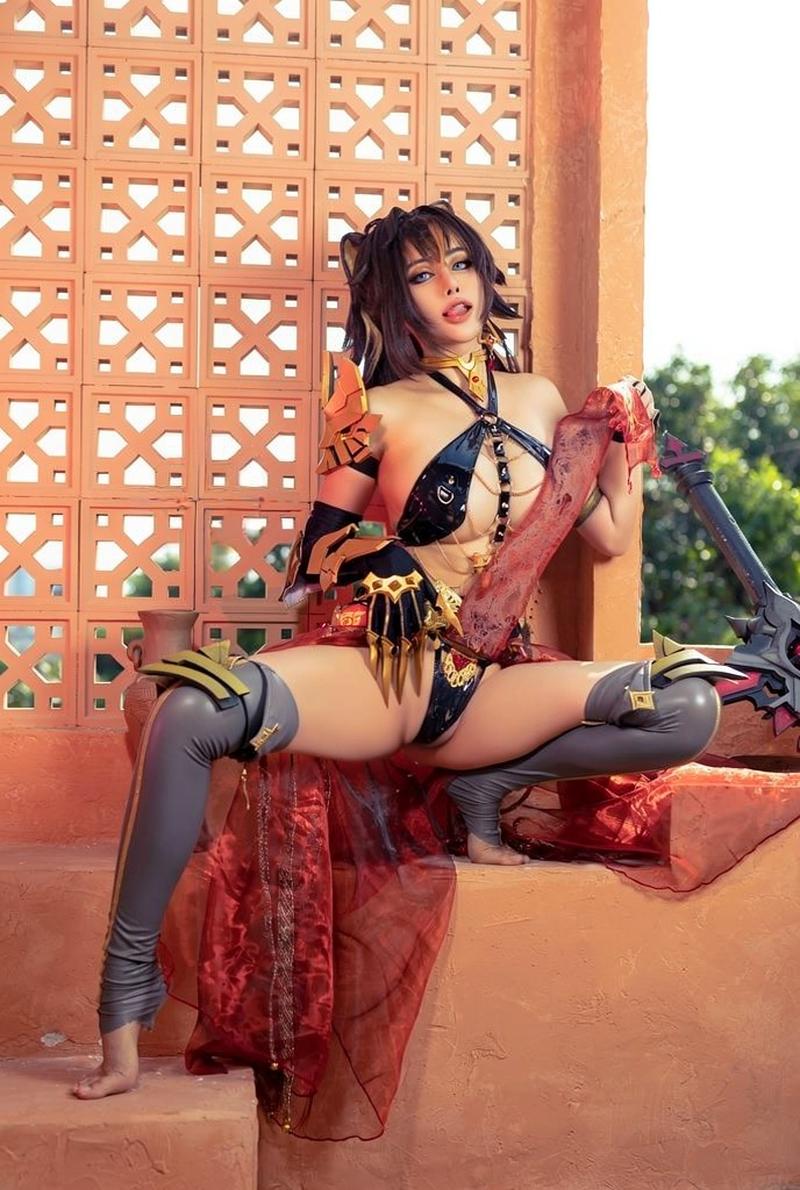 Cosplayer Dehya cầm claymore lửa rực rỡ