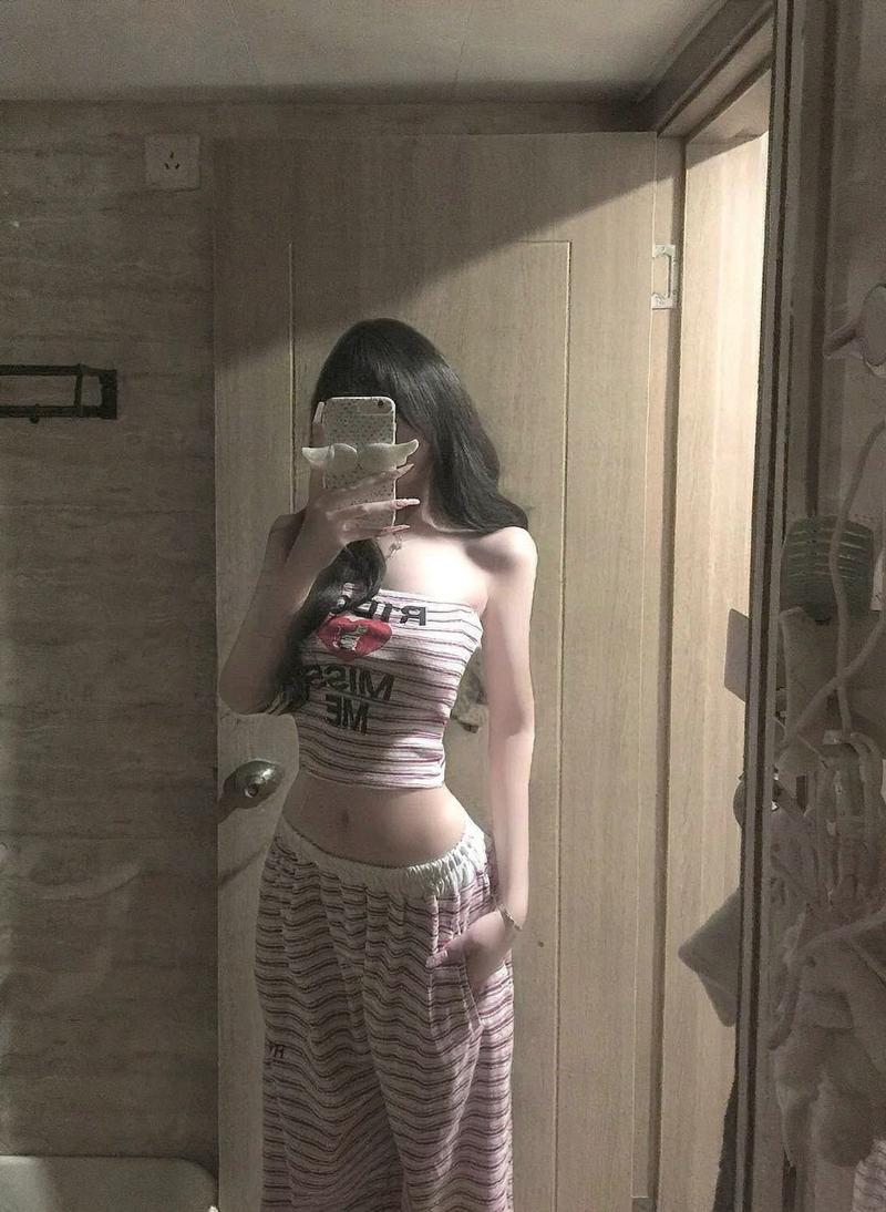 Gái xinh tóc dài khoe vai tròn trong áo hai dây crop