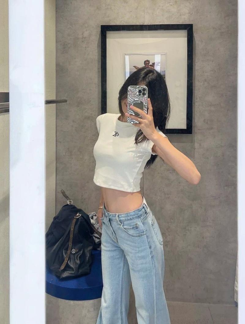Cô gái mặc crop top trắng kem tinh khôi