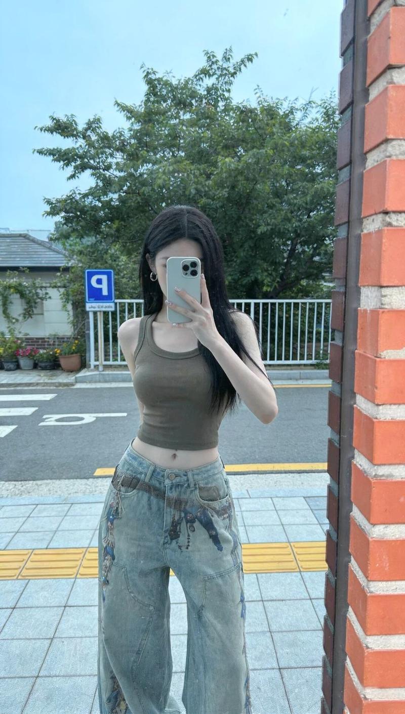 Người đẹp pose ngồi vắt chân trong crop top