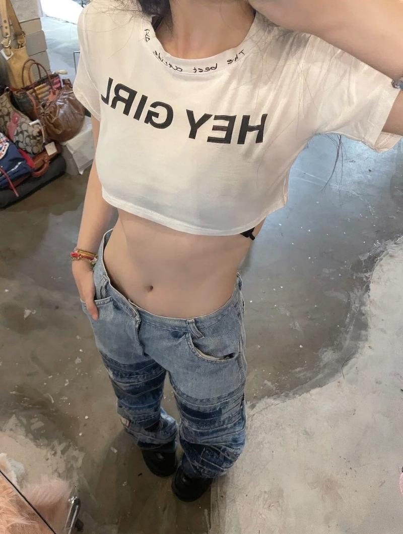 Cô gái crop top xanh dương năng lượng hè
