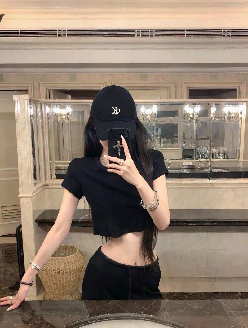 Gái xinh pose nâng tay lộ eo thon hoàn hảo