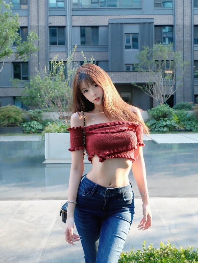 Người đẹp da rám nắng mặc crop top trắng